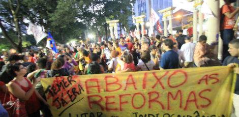 Protesto pede a saída do presidente Michel Temer / Foto: Luiz Pessoa/JC Imagem