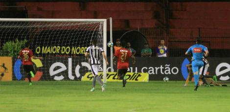 Após partida que eliminou o rubro-negro, episódio violento aconteceu na saída do estádio / Foto: Guga Matos/ JC Imagem