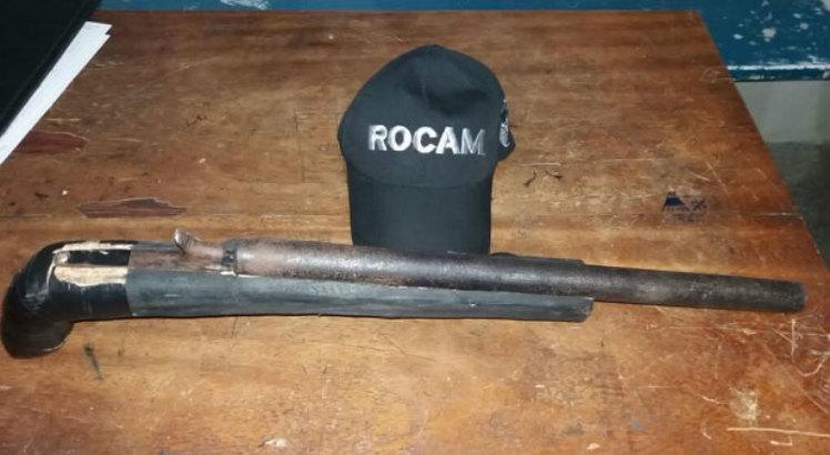A arma usada no crime foi uma espingarda de fabricação caseira / Foto: Divulgação/ PM