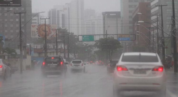 Recife teve 130 milímetros de chuva até as 17h desta sexta / Felipe Ribeiro/JC Imagem
