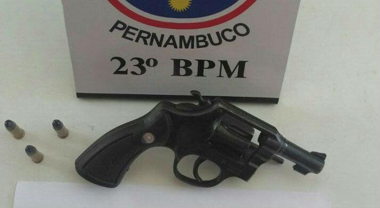 O homem ainda estava de posse do revólver calibre 38 usado para praticar o crime / Foto: Divulgação/Polícia Militar