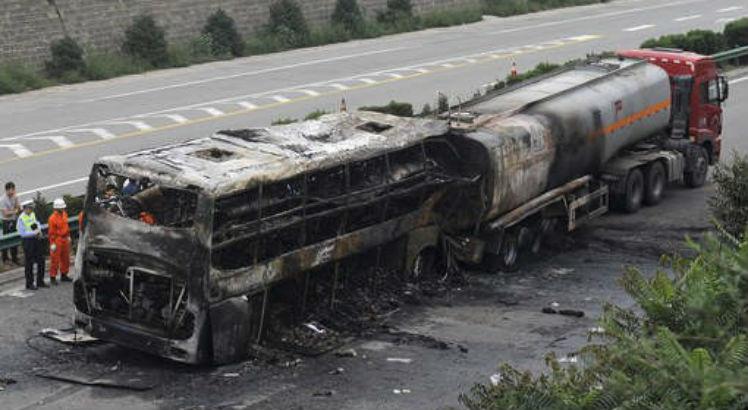 Resultado de imagem para Acidente com ônibus em túnel deixa 36 mortos e 13 feridos na China