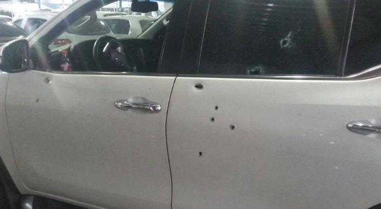 Carro de Romário Dias foi atingido nove vezes. Motorista levou dois tiros de raspão e passa bem / Foto: Reprodução/Facebook