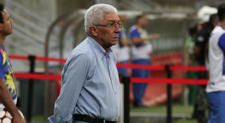 Givanildo Oliveira não pensa na idade dos jogadores / Rodrigo Baltar/Santa Cruz