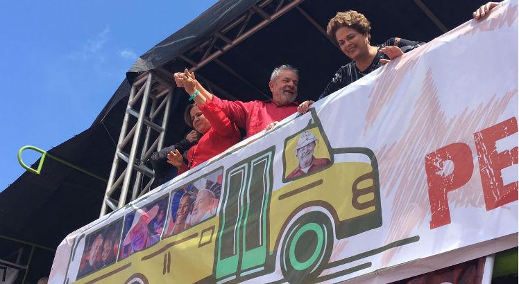 Lula dividiu o palanque do ato em Ipojuca com a prefeita, Célia Sales (PTB) a ex-presidente Dilma Roussef e outros aliados / Paulo Veras / Especial para o JC Imagem
