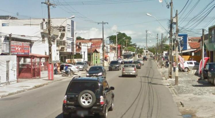 O homem foi levado para um hospital em Olinda depois encaminhado para o Hospital Miguel Arraes. / Foto: Reprodução/Google Street View