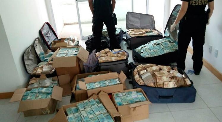 Dinheiro foi encontrado em malas e caixas em Salvador / Foto: Divulgação/Polícia Federal