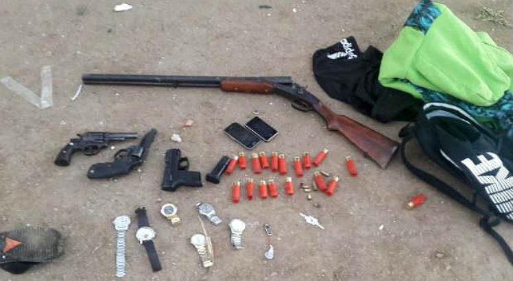 Com os suspeitos, a polícia apreendeu cinco armas e munições / Foto: PCPE/ Divulgação