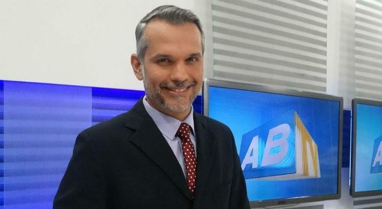 O apresentador do ABTV 2ª Edição, da TV Asa Branca, foi atingido por bala perdida na noite do último sábado (16), em Caruaru / Foto: Reprodução / Facebook