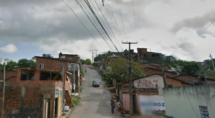 Vítimas estavam em um carro na Vila da Fábrica quando foram abordadas / Foto: Reprodução/Google Street View