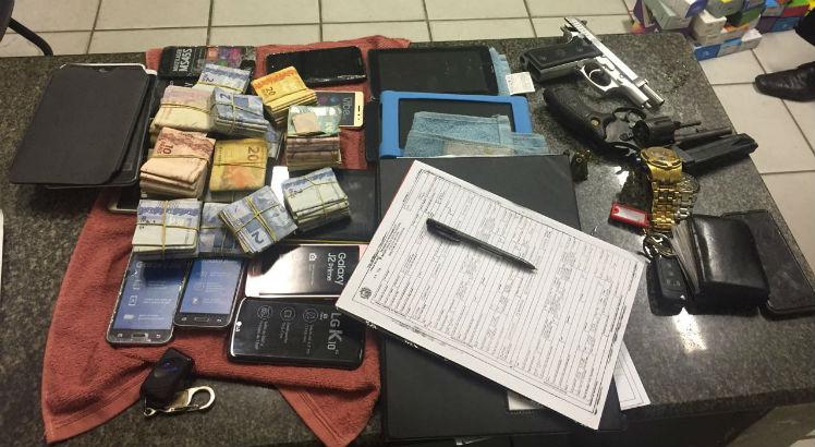 Foram apreendidos vários aparelhos eletrônicos além de mais de R$ 5 mil em espécie / Foto: Divulgação/Polícia Militar