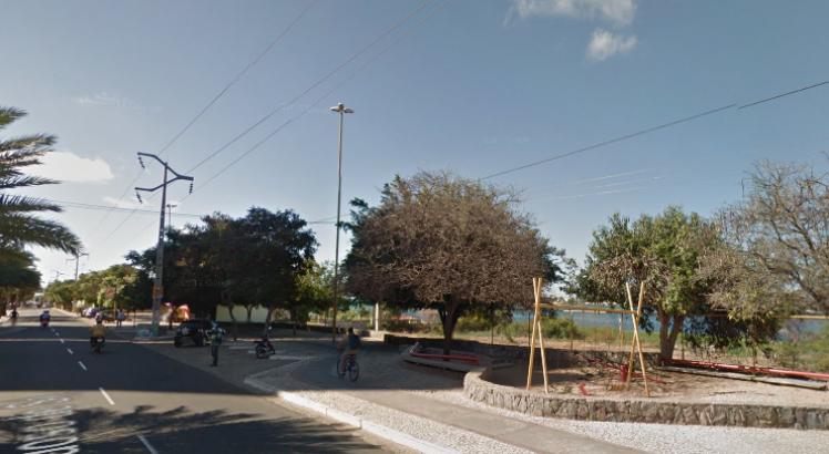 O corpo foi achado por volta das 9h, por trás do restaurante Bera D'Água, situado às margens do Rio São Francisco / Foto: Reprodução/ Google Street View