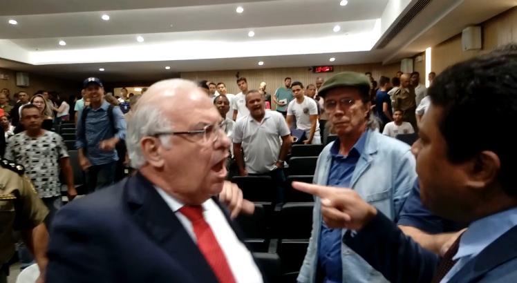 Briga entre os deputados Joel da Harpa (PTN) e Zé Maurício (PP) ocorreu em meio à audiência sobre o Pacto Pela Vida / Foto: Paulo Veras/Especial para o JC