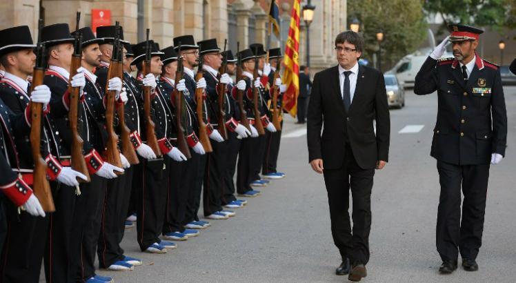 Carles Puigdemont, governador da Catalunha (de terno) / Foto: AFP
