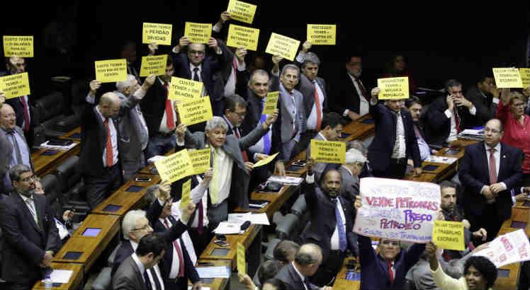 Oposição levanta cartazes durante votação do pedido de investigação / Foto: Luis Macedo/Câmara dos Deputados