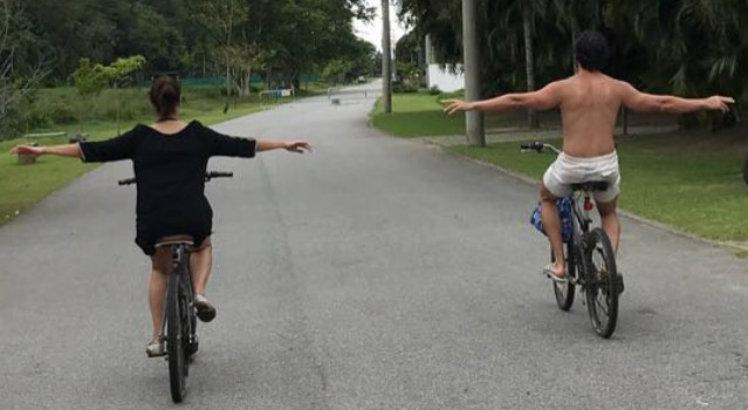 Na foto publicada no Instagram da apresentadora, os aparecem dois curtindo uma volta de bicicleta no Rio de Janeiro / Foto: Reprodução/Instagram