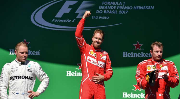 Além de Vettel, o pódio foi completado pelos finlandeses Valtteri Bottas (Mercedes) e Kimi Räikkönen (Ferrari) / Foto: Nelson Almeida/AFP
