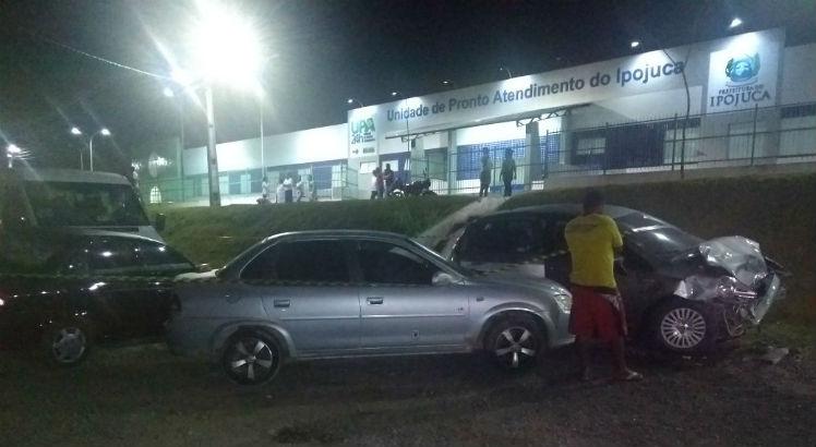 Veículo com a família ainda bateu em três carros que estavam estacionados em frente à UPA de Ipojuca / Foto: Edson Araújo / TV Jornal