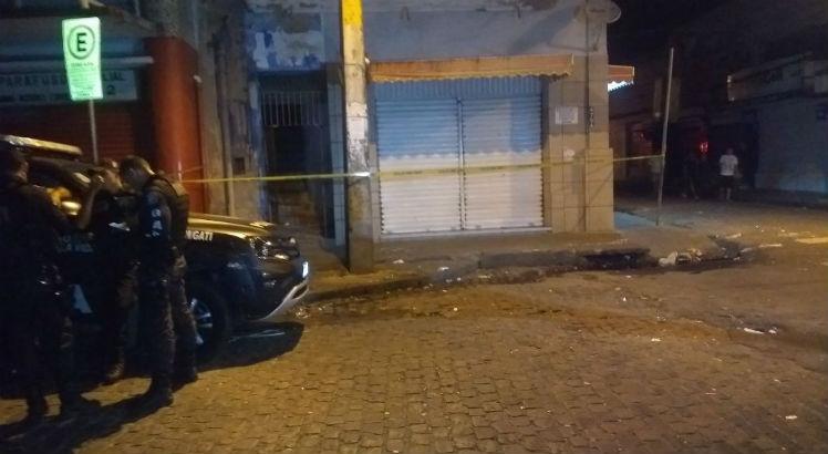 Os homens foram assassinados no primeiro andar de uma pensão na Rua da Palma, no centro do Recife / Foto: Edson Araújo / TV Jornal