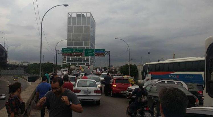 Resultado de imagem para arrastão interdita trânsito na Avenida Brasil