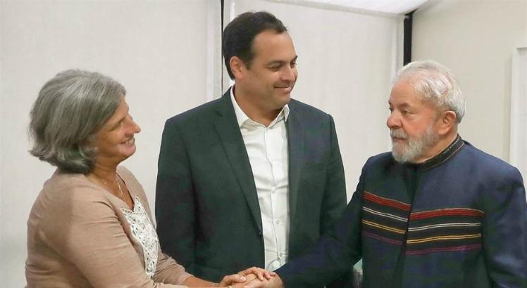 O governador Paulo Câmara (PSB) em encontro com o ex-presidente Lula (PT). PT pode ser reforço após perda do MDB / Foto: divulgação