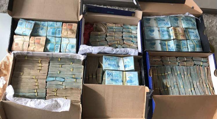 Caixas com dinheiro vivo foram apreendidas, além de jet skis / Foto: Divulgação/Polícia Civil