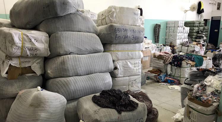 Mais de 240 mil peças de roupas foram encontradas em galpão clandestino / Divulgação/Sefaz