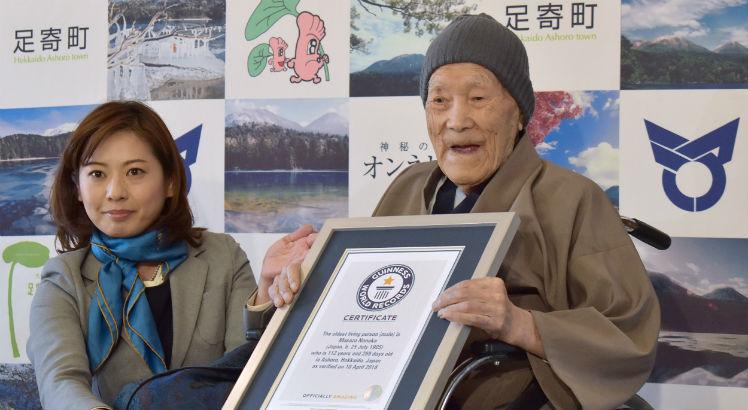 Nascido em 25 de julho de 1905, o idoso recebeu um certificado oficial em sua residência de Hokkaido, a grande ilha japonesa do norte do país / Foto: AFP