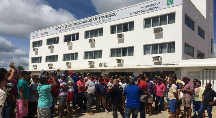 Trabalhadores protestaram em frente ao escritório do Ministério da Integração, em Salgueiro / Foto: Cortesia