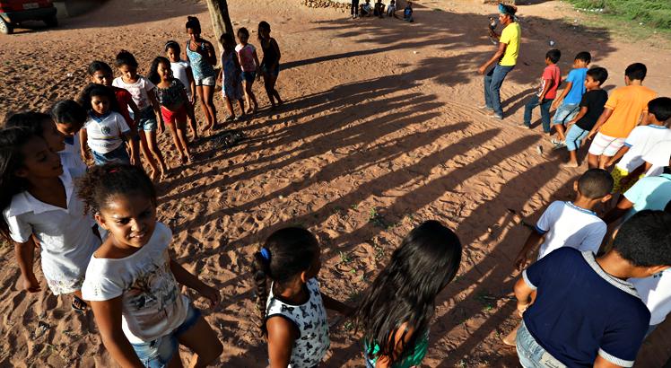 Crianças indígenas dançam o toré na  aldeia do povo Kambiwá, em Inajá, Sertão de Pernambuco / Foto: Diego Nigro / JC Imagem