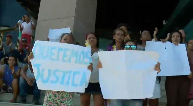 Após o velório, parentes e amigos foram para o fórum Rodolfo Aureliano, no bairro de Joana Bezerra, protestar contra o suspeito / Foto: Reprodução/TV Jornal
