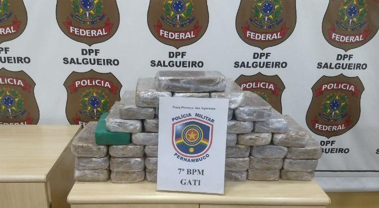 Os policiais encontraram 40 tabletes de cocaína na caminhonete, totalizando 41,126 kg / Foto: Divulgação/ Polícia Federal