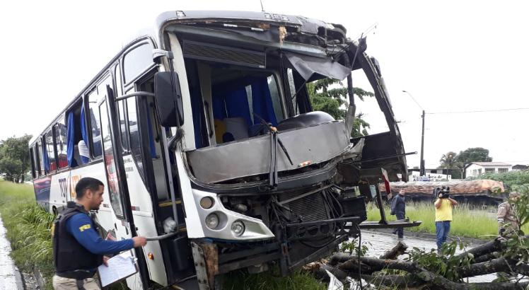 Ônibus só parou após bater em uma árvore no canteiro centra. Cerca de 20 pessoas ficaram feridas / Foto: Micheal Carvalho/TV Jornal