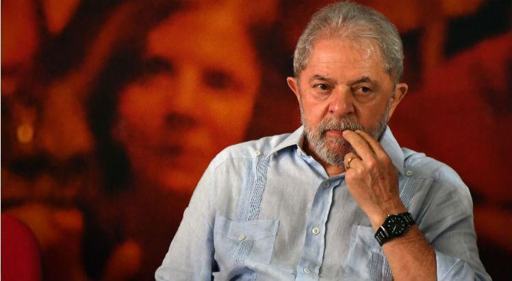 Com a decisão, o caso não será julgado na próxima terça-feira (26) pela Segunda Turma da Corte, e Lula continuará preso / Foto: Nelson Almeida/ AFP