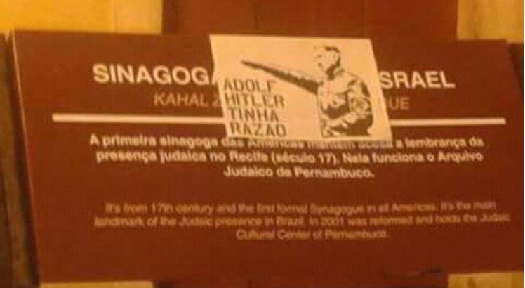 Um dos cartazes com os dizeres 'Adolf Hitler tinha razão' foi colado em cima da placa de identificação da sinagoga judaica Kahal Zur Israel, no Recife / Foto: Reprodução