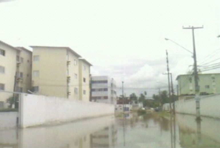 Conjunto residencial em Candeias alaga com as chuvas