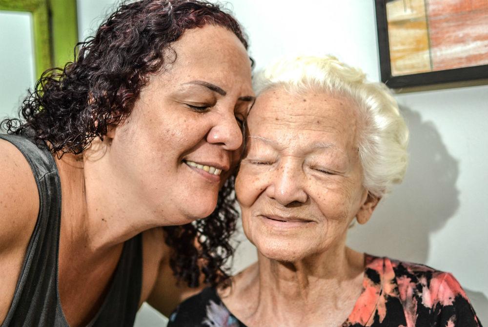 Neto cria Instagram para eternizar memórias da avó com Alzheimer