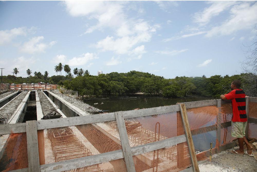 Da Ponte do Janga à Marinha Farinha, orla de Paulista sofre com descaso