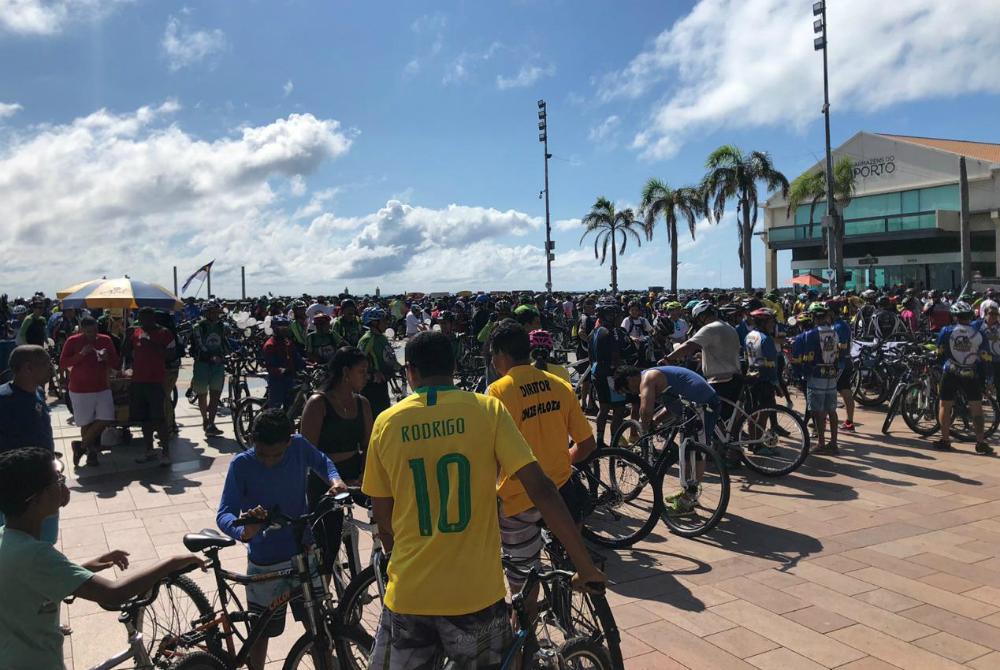 Ciclistas se reúnem no Marco Zero em ato por mais segurança