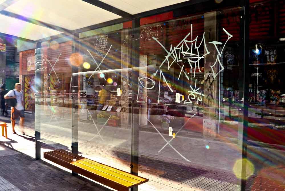 Pedestres temem que vidros das novas paradas sejam quebrados - Foto: Filipe Jordão/ JC Imagem