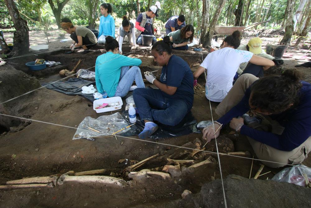 Novos esqueletos encontrados em cemitério colonial de Abreu e Lima