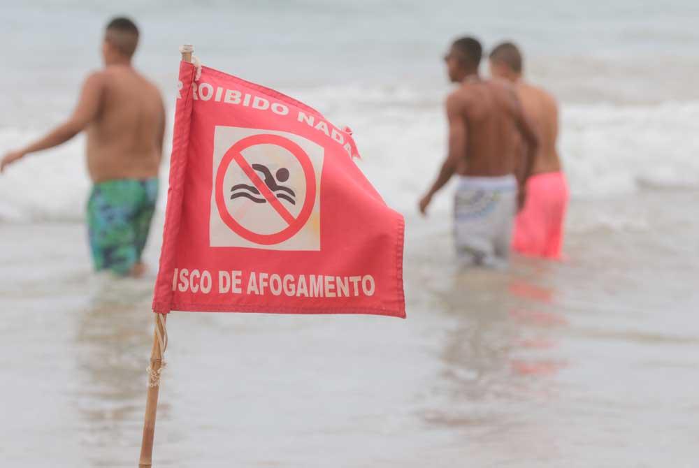Recifenses e turistas celebram o mar no primeiro dia de 2020   