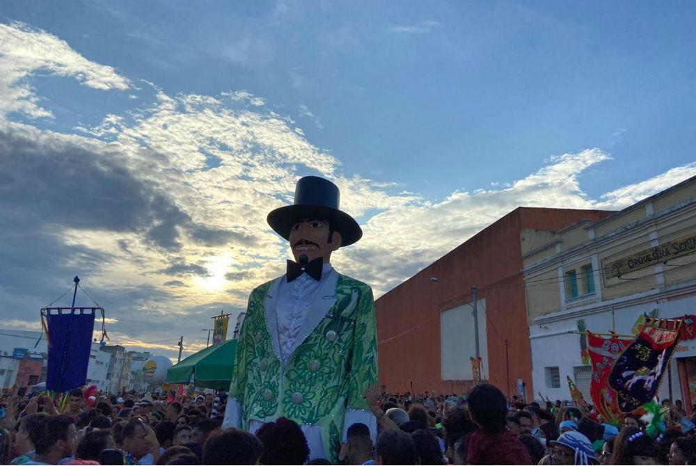 Homem da Meia-Noite faz desfile e anima os foliões de Arcoverde, no Sertão