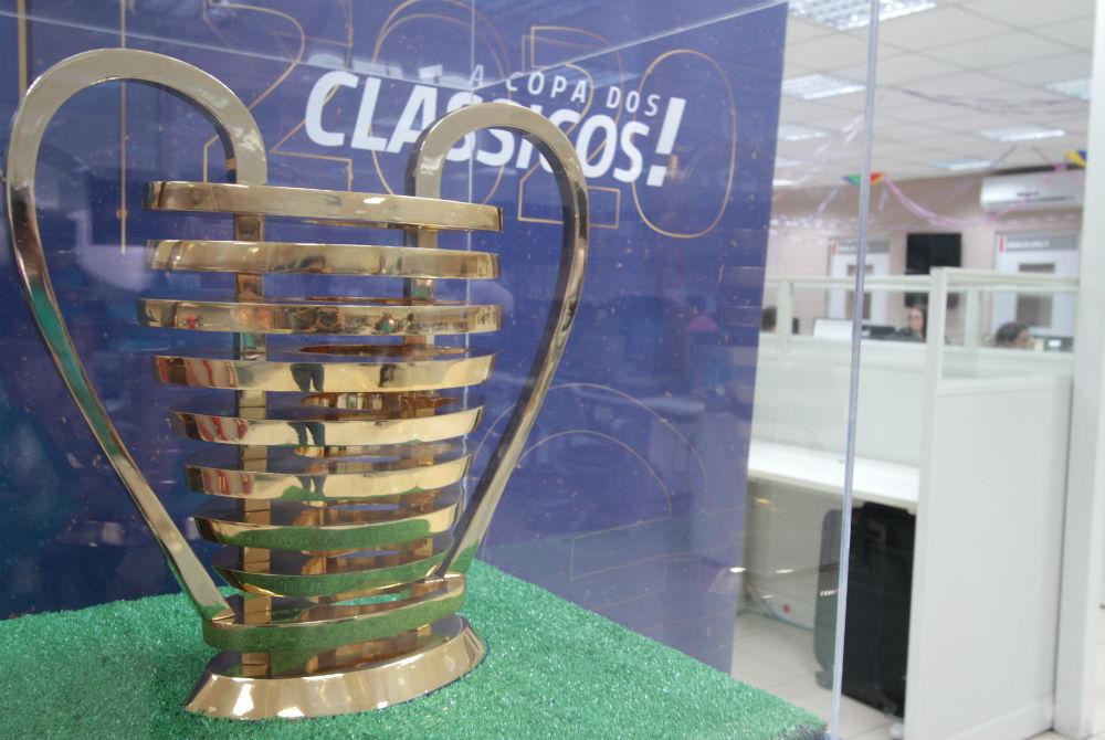 A taça da Copa do Nordeste aportou no Recife na manhã desta segunda-feira