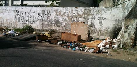 Calçada vira depósito de lixo na Encruzilhada
