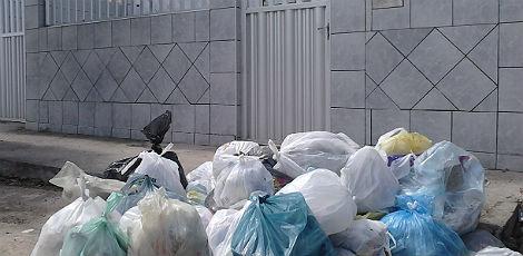 Lixo recolhido e acumulado no bairro de Areias