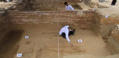 Pesquisadores identificaram 13 esqueletos numa área de 176 metros quadrados, do dia 5 de janeiro último / Hélia Scheppa/JC Imagem