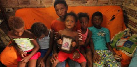 Mulher do catador assassinado e seus cinco filhos apelam por ajuda / Guga Matos/JC Imagem