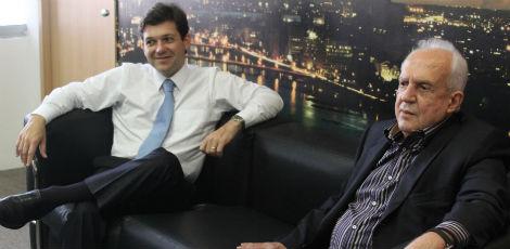 Jarbas (D), com o prefeito Geraldo Julio: força total ao PSB   / Clemilson Campos/JC Imagem