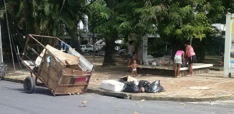 Praça ocupada por catadores de lixo no bairro dos Aflitos